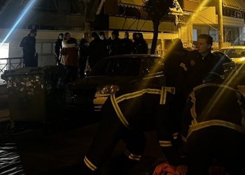 Η αγκαλιά στον διαπραγματευτή από την «γυναίκα στο μπαλκόνι» – ΦΩΤΟ