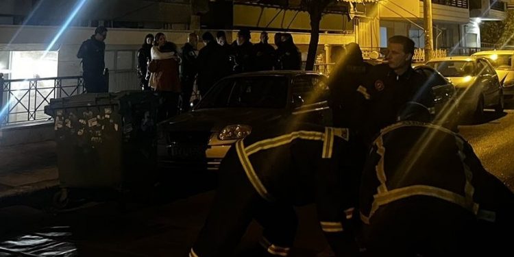 Η αγκαλιά στον διαπραγματευτή από την «γυναίκα στο μπαλκόνι» – ΦΩΤΟ