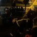 Η αγκαλιά στον διαπραγματευτή από την «γυναίκα στο μπαλκόνι» – ΦΩΤΟ