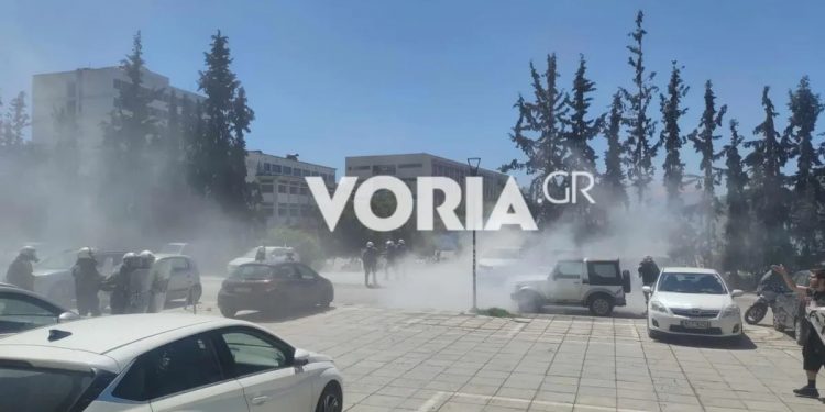 Επεισόδια σε επιχείρηση της ΕΛΑΣ στο ΑΠΘ μετά την ανακατάληψη στο «Στέκι Φυσικού» – ΒΙΝΤΕΟ – ΦΩΤΟ