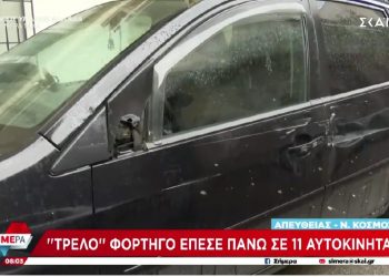 Νέος Κόσμος: Οδηγός φορτηγού προκάλεσε ζημιές σε 11 σταθμευμένα αυτοκίνητα και εξαφανίστηκε – ΒΙΝΤΕΟ