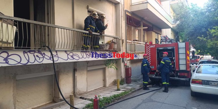 Θεσσαλονίκη: Φωτιά σε διαμέρισμα από μάτι κουζίνας – Στο νοσοκομείο ένας άνδρας – ΒΙΝΤΕΟ – ΦΩΤΟ