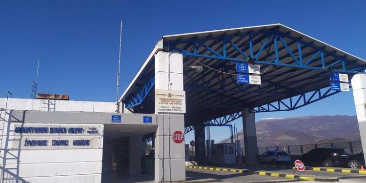 Ιωάννινα: Συνελήφθησαν οδηγός και συνοδηγός τουριστικού λεωφορείου για μεταφορά παράνομου μετανάστη