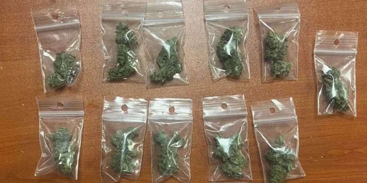 Δύο 17χρονοι έκρυβαν κάνναβη σε φρεάτια ύδρευσης στην Ομόνοια – ΦΩΤΟ