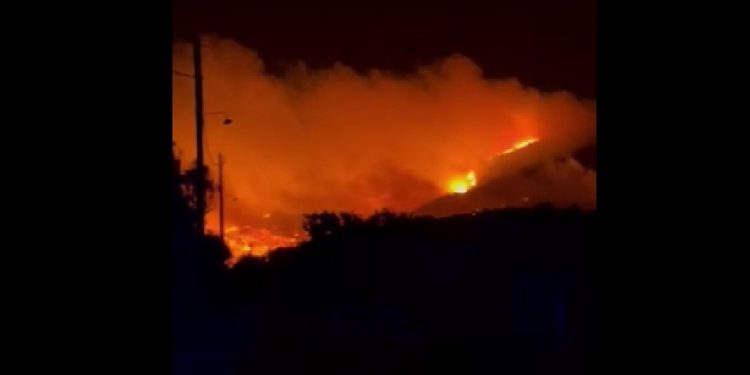 Κερατέα: Χωρίς ενεργό μέτωπο η πυρκαγιά – Ολονύχτια η μάχη των πυροσβεστών με τις φλόγες – ΒΙΝΤΕΟ