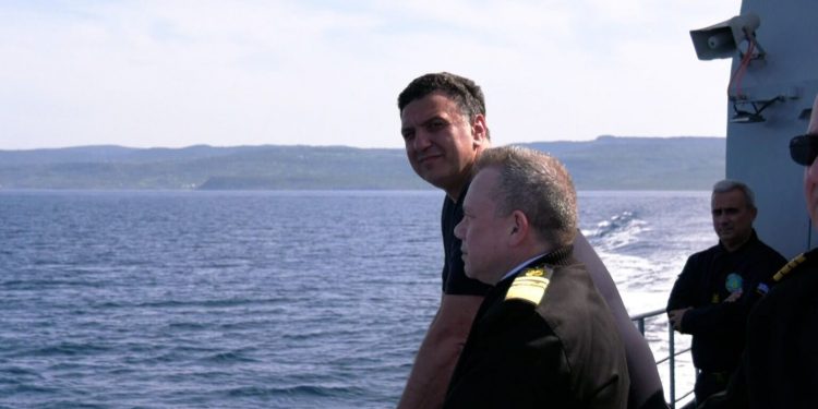 Ανοικτά της Λέσβου ο Βασίλης Κικίλιας σε επιχείρηση περιπολίας του λιμενικού