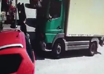 ΒΙΝΤΕΟ ΝΤΟΚΟΥΜΕΝΤΟ: Η στιγμή που κλέφτες αρπάζουν «χρυσή» τσάντα με πάνω από 10.000 ευρώ