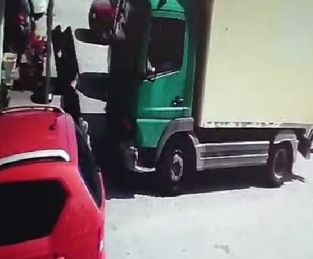 ΒΙΝΤΕΟ ΝΤΟΚΟΥΜΕΝΤΟ: Η στιγμή που κλέφτες αρπάζουν «χρυσή» τσάντα με πάνω από 10.000 ευρώ