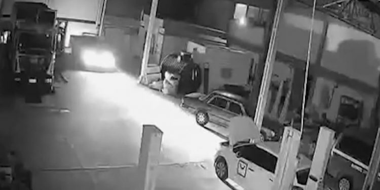 BINTEO NTOKOYMENTO: Η στιγμή που διαρρήκτες κλέβουν πανάκριβο αγροτικό όχημα μέσα σε 1,5 λεπτό