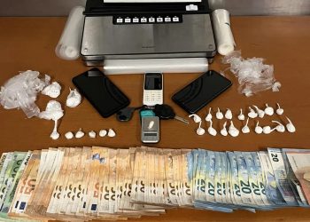 Αστυνομικοί «τσίμπησαν» διακινητή κοκαΐνης την ώρα που έβγαινε από το σπίτι του – ΦΩΤΟ