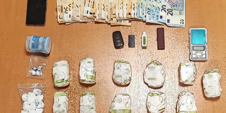 Χανιά: Χειροπέδες σε 34χρονο με 2,5 κιλά κοκαΐνη – Έκρυβε τα ναρκωτικά σε κρύπτη κάτω από το τιμόνι – ΒΙΝΤΕΟ – ΦΩΤΟ