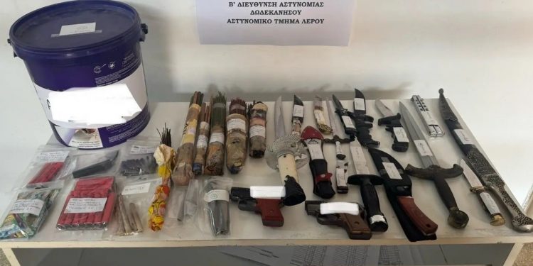 Λέρος: Συνελήφθη 28χρονος με μαχαίρια, μπαρούτι, κροτίδες, βλήματα και φυσίγγια – ΦΩΤΟ