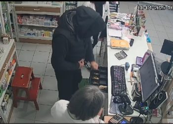 ΒΙΝΤΕΟ ΝΤΟΚΟΥΜΕΝΤΟ: H στιγμή που θρασύτατος ληστής κλέβει φαρμακείο ενώ τον βιντεοσκοπεί η φαρμακοποιός