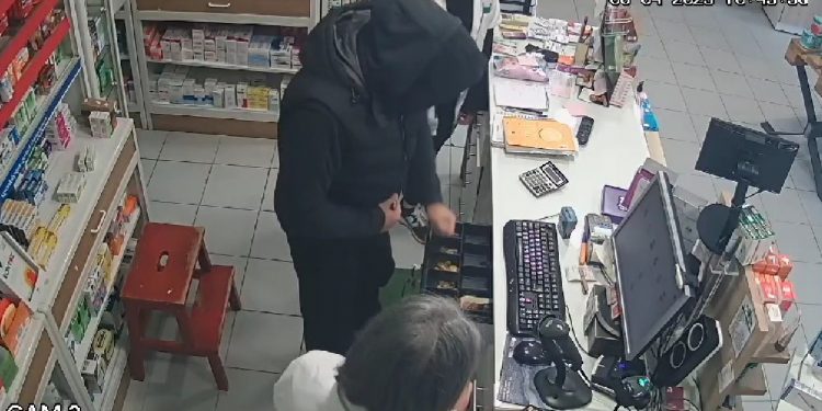 ΒΙΝΤΕΟ ΝΤΟΚΟΥΜΕΝΤΟ: H στιγμή που θρασύτατος ληστής κλέβει φαρμακείο ενώ τον βιντεοσκοπεί η φαρμακοποιός
