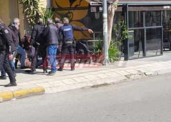 ΦΩΤΟ ΝΤΟΚΟΥΜΕΝΤΑ: Καρέ καρέ η σύλληψη του ληστή που μπήκε με 2 όπλα σε τράπεζα στην Πάτρα – ΒΙΝΤΕΟ