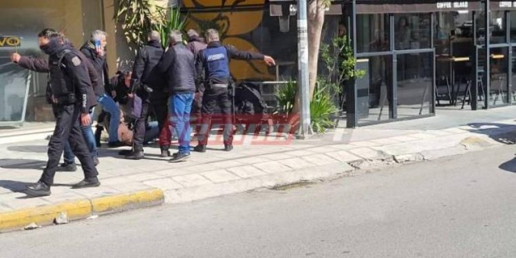 ΦΩΤΟ ΝΤΟΚΟΥΜΕΝΤΑ: Καρέ καρέ η σύλληψη του ληστή που μπήκε με 2 όπλα σε τράπεζα στην Πάτρα – ΒΙΝΤΕΟ