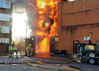 Λονδίνο: Έκρηξη σε ηλεκτρικό υποσταθμό προκάλεσε μεγάλη φωτιά – 100 πυροσβέστες επί τόπου – ΒΙΝΤΕΟ