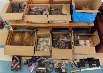 Μαρούσι: Συνελήφθη 18χρονος που διακινούσε ναρκωτικά και κροτίδες – ΦΩΤΟ