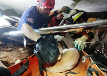 «Θαύμα» στην Μιανμάρ: Άνδρας ανασύρθηκε ζωντανός 5 ημέρες από τον σεισμό των 7,7 Ρίχτερ – ΒΙΝΤΕΟ – ΦΩΤΟ