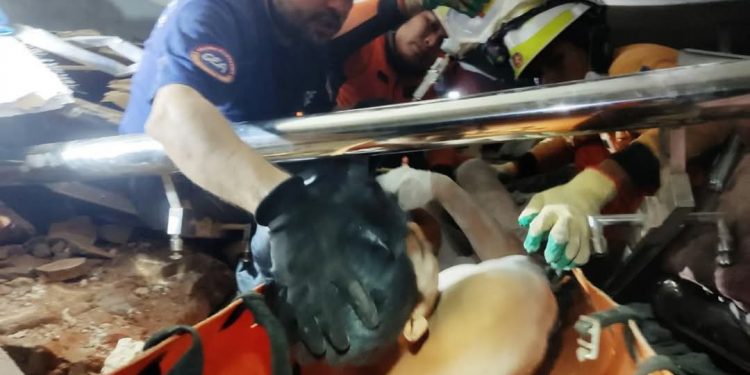 «Θαύμα» στην Μιανμάρ: Άνδρας ανασύρθηκε ζωντανός 5 ημέρες από τον σεισμό των 7,7 Ρίχτερ – ΒΙΝΤΕΟ – ΦΩΤΟ