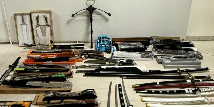 Περιστέρι: Κατάστημα πωλούσε παράνομα 29 ξίφη, 91 μαχαίρια και… βαλλίστρα – ΦΩΤΟ