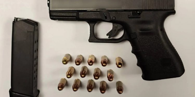 Περιστέρι: Πήγε με γεμάτο πιστόλι σε κέντρο διασκέδασης και κατέληξε με χειροπέδες – ΦΩΤΟ