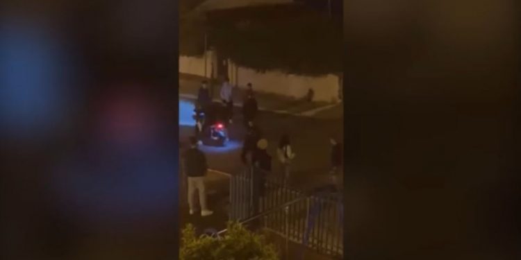 Πόρος: Ανήλικοι πέταξαν βεγγαλικό στα πόδια 85χρονης – Συνελήφθη 15χρονος – ΒΙΝΤΕΟ NTOKOYMENTO