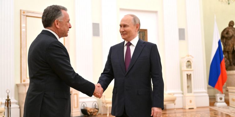 Τον απεσταλμένο του Τραμπ, Στιβ Γουίτκοφ υποδέχτηκε στο Κρεμλίνο ο Πούτιν – ΒΙΝΤΕΟ – ΦΩΤΟ