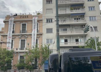 Παρέμβαση «Ρουβίκωνα» στα γραφεία της ΓΣΕΕ – ΦΩΤΟ