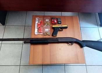 Θεσσαλονίκη: Νεαρός βγήκε στο παράθυρο και άρχισε να πυροβολεί στον αέρα – ΦΩΤΟ