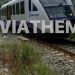 Αυλίδα: Χειροπέδες στον οδηγό του φορτηγού που συγκρούστηκε με συρμό του Προαστιακού – ΒΙΝΤΕΟ – ΦΩΤΟ