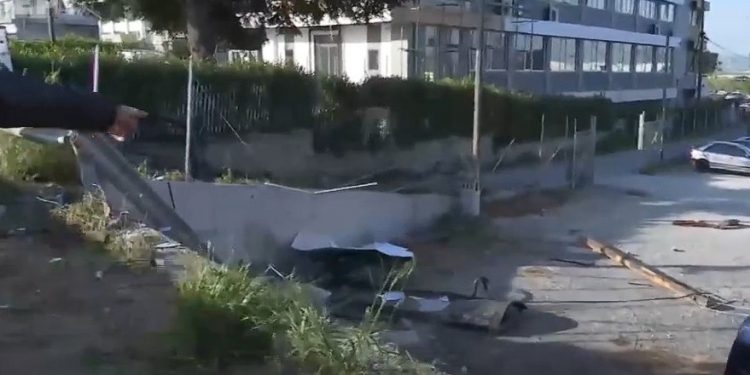 Τρελή πορεία αυτοκινήτου: «Καρφώθηκε» σε στάση λεωφορείων – Τρεις 22χρονοι τραυματίστηκαν – ΒΙΝΤΕΟ