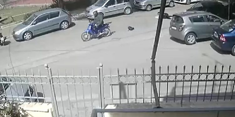 ΒΙΝΤΕΟ ΝΤΟΚΟΥΜΕΝΤΟ: Η δράση του τσαντάκια που έσερνε τα θύματά του στον δρόμο