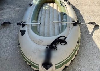 Χειροπέδες σε διακινητή παράνομων μεταναστών – Με αυτή τη βάρκα τους έφερνε από την Τουρκία – ΦΩΤΟ