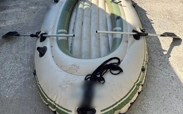 Χειροπέδες σε διακινητή παράνομων μεταναστών – Με αυτή τη βάρκα τους έφερνε από την Τουρκία – ΦΩΤΟ