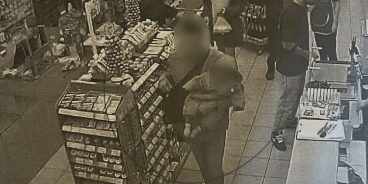 Υπόθεση αρπαγής βρέφους: Η ΦΩΤΟ ΝΤΟΚΟΥΜΕΝΤΟ με τον άντρα να κρατά το μωρό και να φεύγει