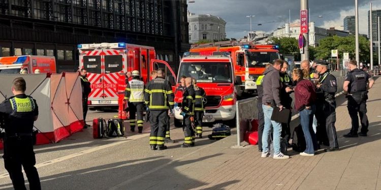 Συναγερμός στο Αμβούργο – Τουλάχιστον 12 τραυματίες από επίθεση με μαχαίρι σε σιδηροδρομικό σταθμό – ΦΩΤΟ