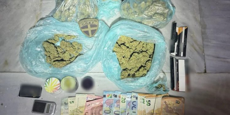 Ασπρόπυργος: 23χρονος που διακινούσε ναρκωτικά σε προαύλιο σχολείου συνελήφθη από αστυνομικούς της ΟΠΚΕ – ΦΩΤΟ