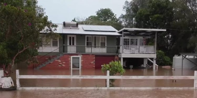 Υδάτινος «εφιάλτης» στην Αυστραλία: 2 νεκροί και 50.000 εγκλωβισμένοι από τις σφοδρές πλημμύρες – BINTEO