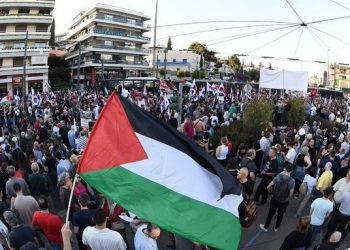 Διαδηλωτές έξω από την ισραηλινή πρεσβεία: «Να σταματήσει εδώ και τώρα η σφαγή του παλαιστινιακού λαού»