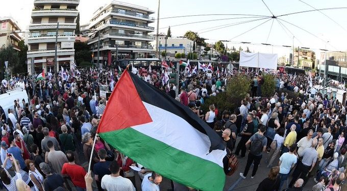 Διαδηλωτές έξω από την ισραηλινή πρεσβεία: «Να σταματήσει εδώ και τώρα η σφαγή του παλαιστινιακού λαού»