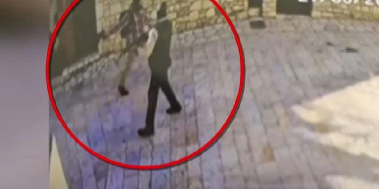 ΒΙΝΤΕΟ ΝΤΟΚΟΥΜΕΝΤΟ-Ληστεία ΕΛΤΑ στα Καλάβρυτα: Η στιγμή που οι δράστες φεύγουν με το καλάζνικοφ στα χέρια