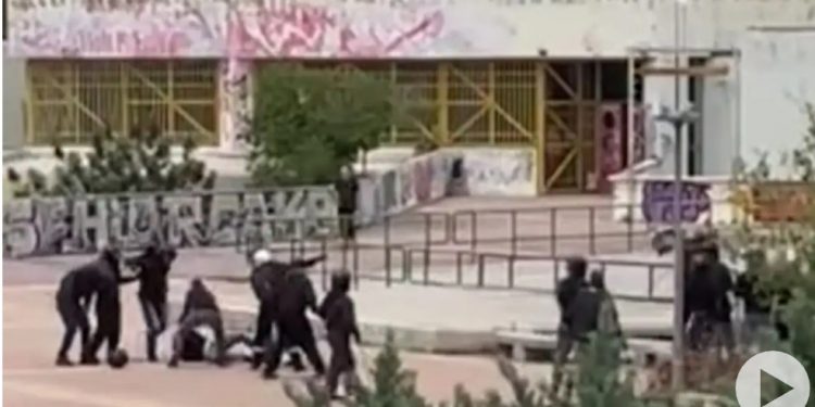 Νέο ΒΙΝΤΕΟ από τη στιγμή που οι κουκουλοφόροι επιτίθενται στην Πολυτεχνειούπολη – ΦΩΤΟ