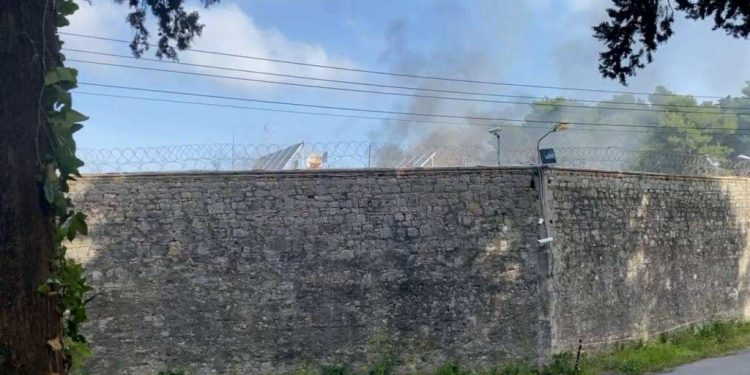 Ένταση στις φυλακές Κέρκυρας: Κρατούμενοι έβαλαν φωτιά σε στρώματα – ΒΙΝΤΕΟ – ΦΩΤΟ