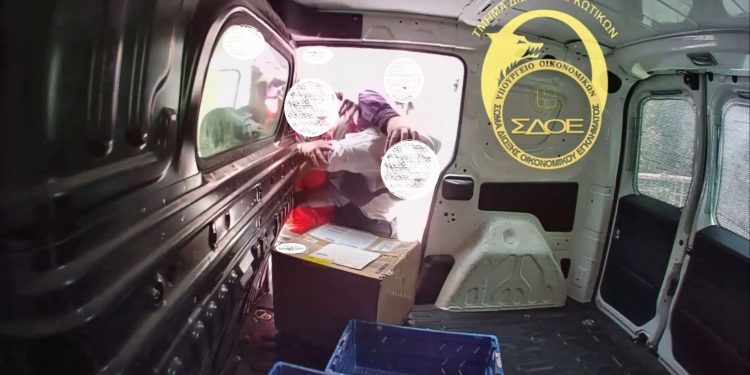 ΣΔΟΕ: Πώς το στέλεχος του παρίστανε τον κούριερ και συνέλαβε 38χρονο που παραλάμβανε ναρκωτικά – ΒΙΝΤΕΟ – ΦΩΤΟ