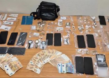 Στα χέρια της ΕΛΑΣ η «σπείρα των 12» που έμπαινε σε σπίτια με το κόλπο του υποψήφιου ενοικιαστή – ΦΩΤΟ