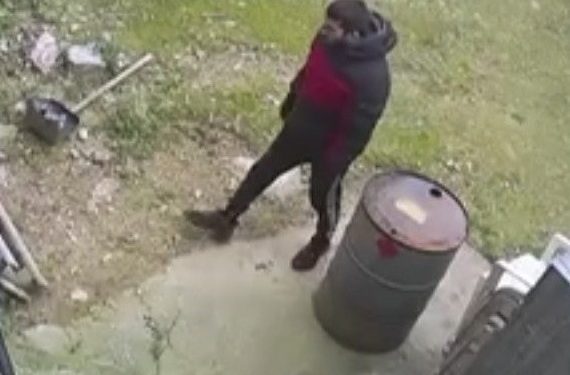 ΒΙΝΤΕΟ ΝΤΟΚΟΥΜΕΝΤΟ: Καρέ καρέ οι κινήσεις μέλους της συμμορίας που άρπαξε παπαγάλο από τη Νέα Φιλαδέλφεια