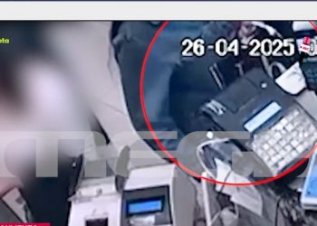 Αθήνα: ΒΙΝΤΕΟ ΝΤΟΚΟΥΜΕΝΤΟ από τη στιγμή που συμμορία γυναικών ξαφρίζει ηλικιωμένη σε φούρνο – ΦΩΤΟ