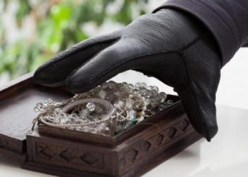 Ηράκλειο: Τουρίστας έκλεψε διαμαντένιο κολιέ αξίας 6.000 ευρώ από χρυσοχοείο αλλά… συνέληφθη