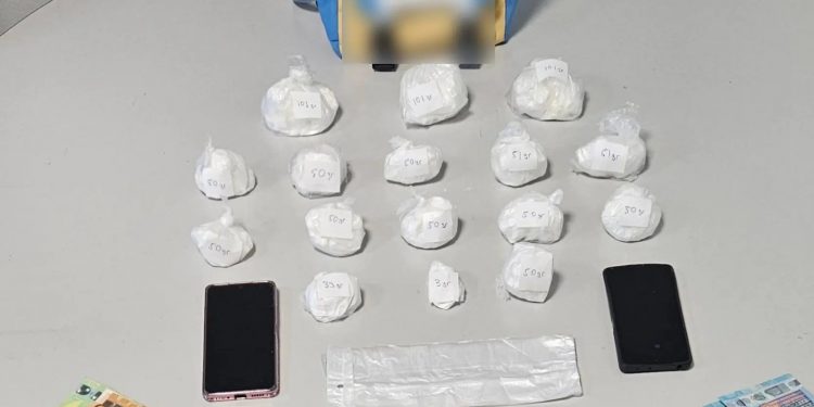 Εξαρθρώθηκε εγκληματική οργάνωση που διακινούσε κοκαΐνη – Χειροπέδες σε 35χρονη και 57χρονο – ΦΩΤΟ